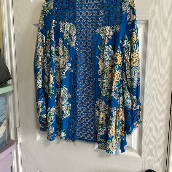 ODDI "CHECK OUT THE BACK" BLUE FLORAL BUTTON DOWN TOP Size Small - Picture 8 of 13